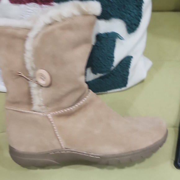 Bass Women's Tan Suede Boots with Faux Fur Lining - Picture 7 of 13